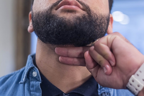 Barba rasate il collo